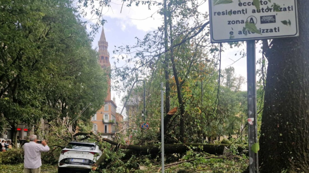 Tromba d’aria su Cremona, danneggiati Duomo e Palazzo Comunale. Italia divisa, 45° al Sud