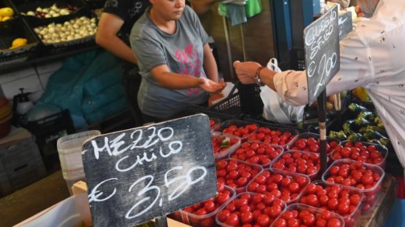 Benzina alle stelle e speculazioni, così rincarano frutta e verdura