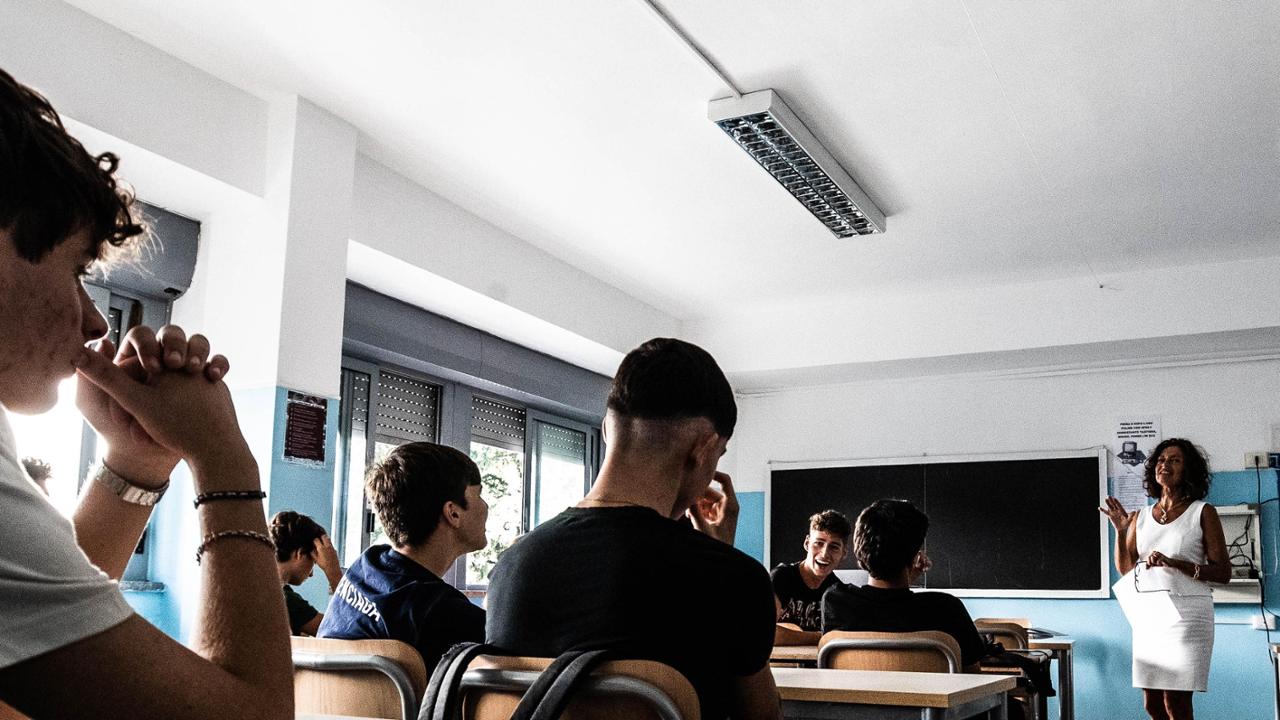 Pnrr a scuola, ore di lavoro extra ancora non pagate: “Insegnanti beffati”