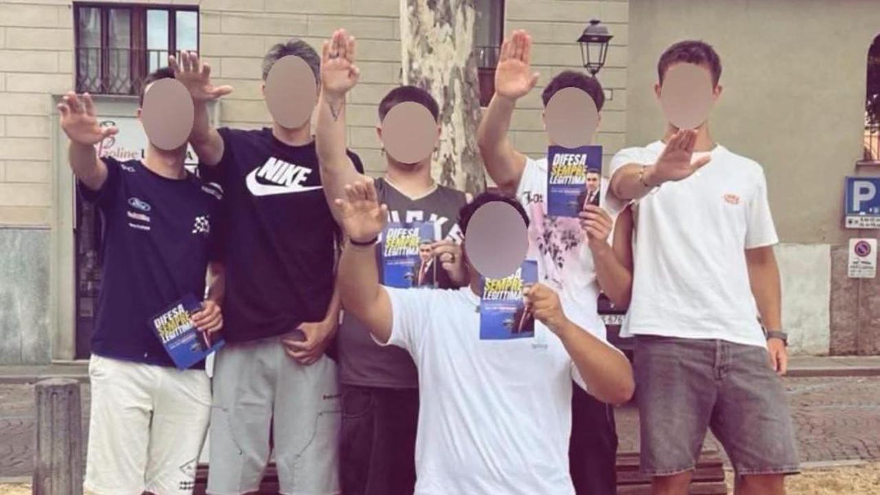 Ragazzi fanno il saluto romano con un volantino di Futuro Nazionale: scoppia la polemica a Biella