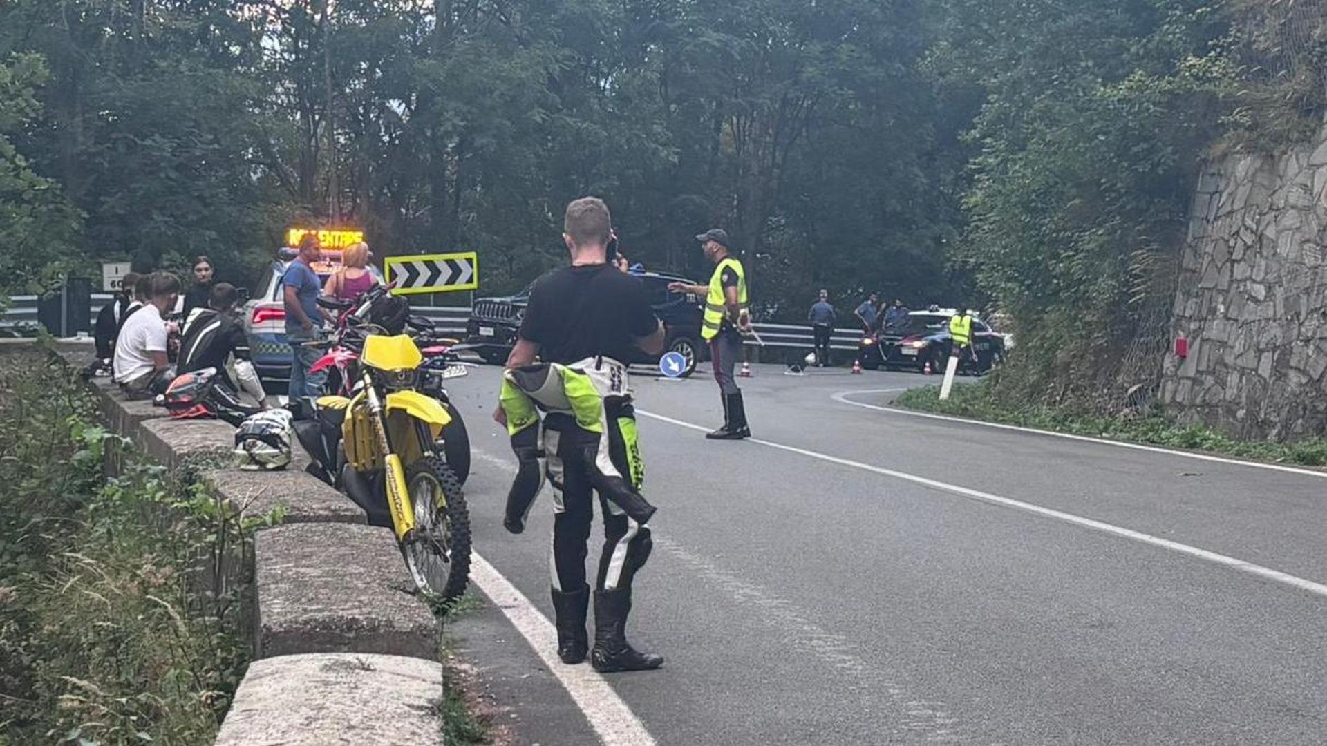 Due ragazzi morti in moto a Giaglione, segni tracciati con gesso, genitori seduti in silenzio
