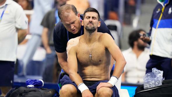 Djokovic vomita e soffre, subito fuori agli Us Open. Non era mai successo: l’età presenta il conto