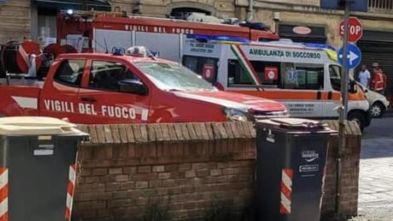 Crollo in un palazzo a Serravalle Scrivia, bimbo di 12 anni precipita nel negozio sottostante