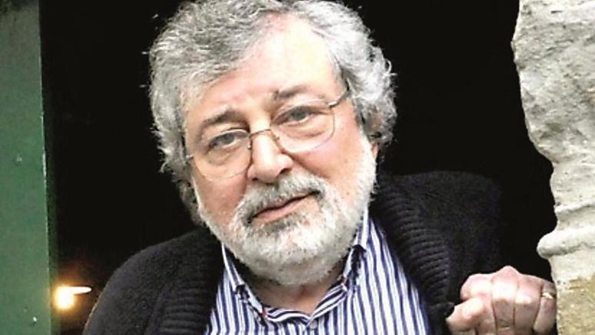 Guido De Maria, autore di fumetti e caroselli, in un momento di lavoro con un Gulp, sorride mentre si definisce «ignorante enciclopedico»