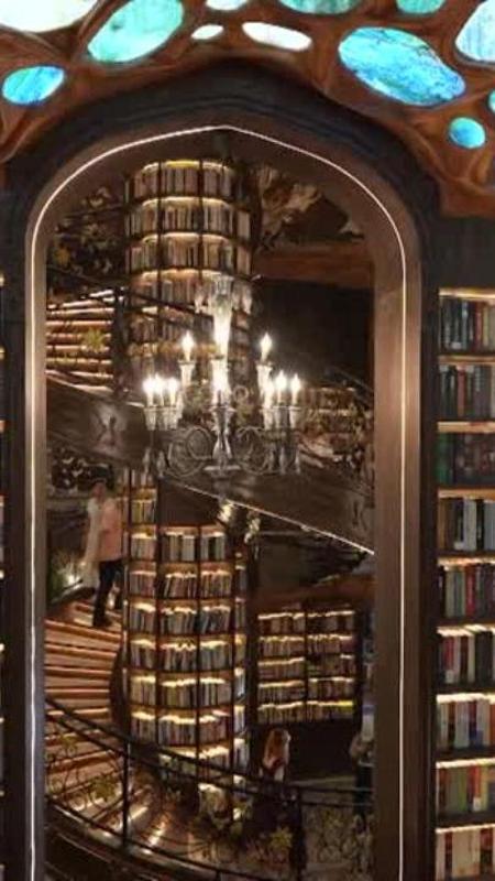 La biblioteca nascosta in una cavità naturale: scale a spirale e bolle tra le pareti di roccia