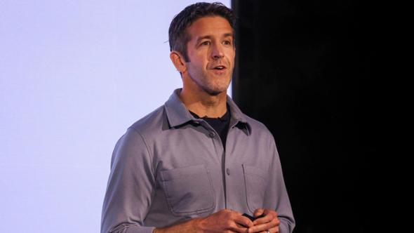 John Ternus è il nuovo Ceo di Apple: chi è l’ingegnere che deve immaginare il futuro dopo l’iPhone