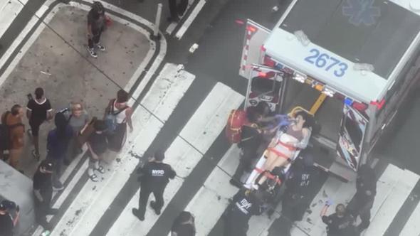 Times Square transennata dopo l'attacco con due coltelli: dall'alto i soccorsi alle vittime