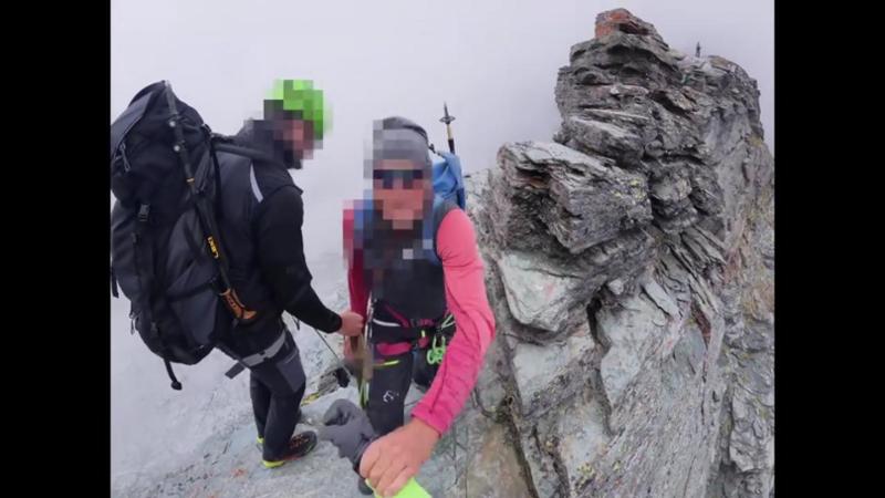 Lite in alta quota sul Grossglockner tra una guida alpina e un escursionista