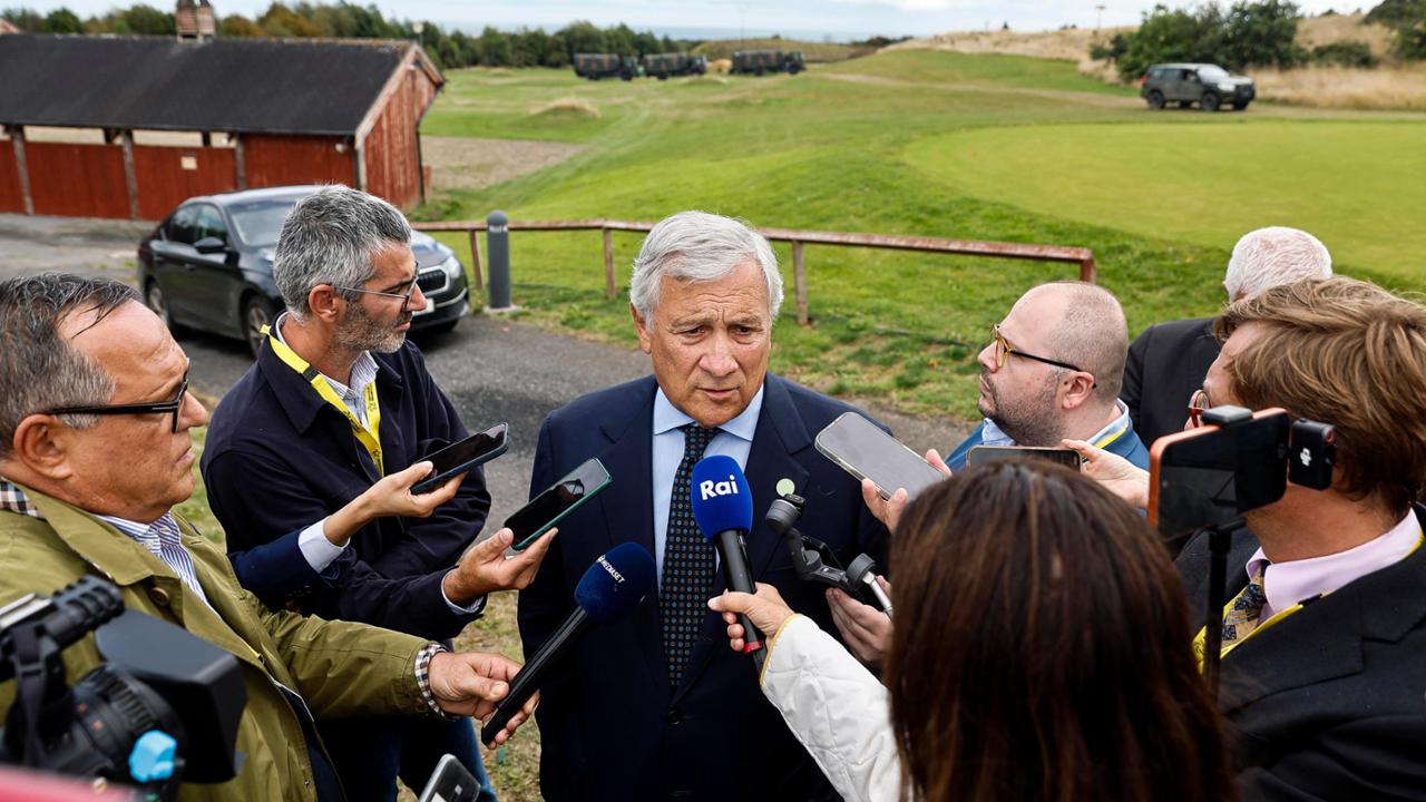 Tajani: “Mosca proverà a condizionare il voto in Italia”. Salvini frena: “C’è un’ansia anti-russa”