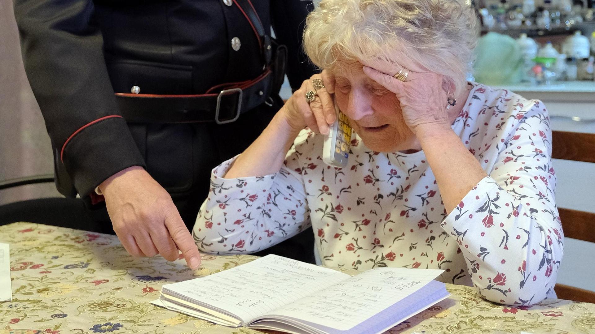 Una nonna di 86 anni arresta un ladro dopo aver sventato una truffa con una scusa falsa
