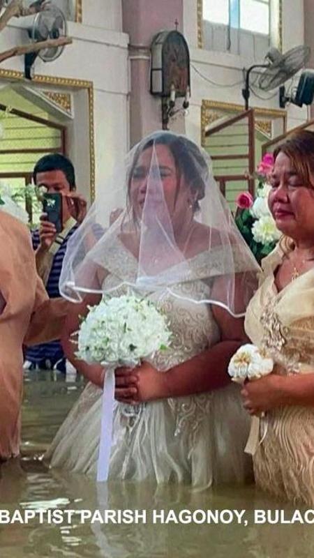 La chiesa è sommersa: la sposa avanza lungo la navata con l’acqua alla vita