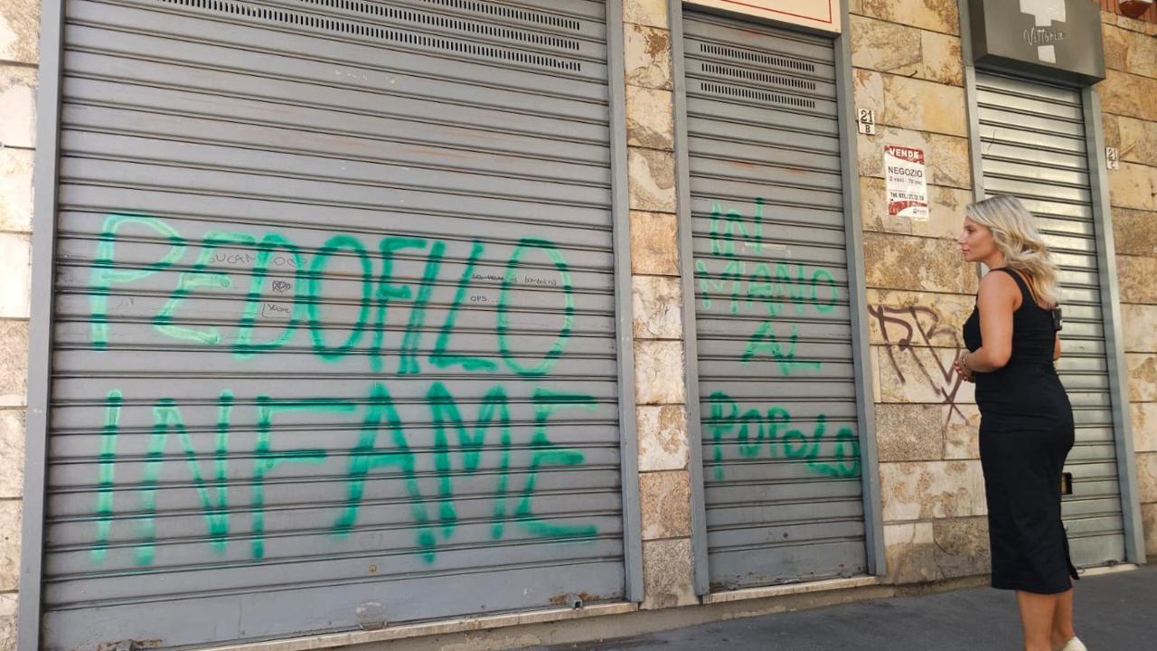Tredicenne abusata nel market a Torino, insulti e minacce social alla gip che ha liberato il molestatore