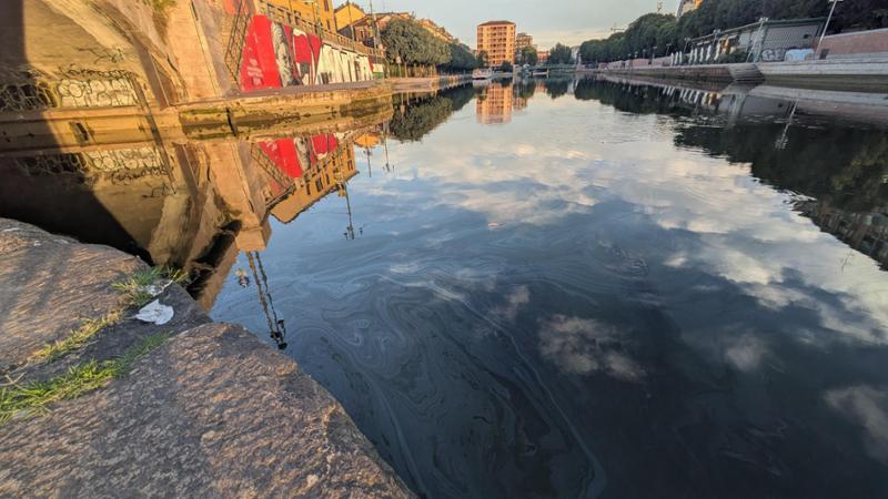 Milano, la mega– chiazza di gasolio è arrivata sui Navigli