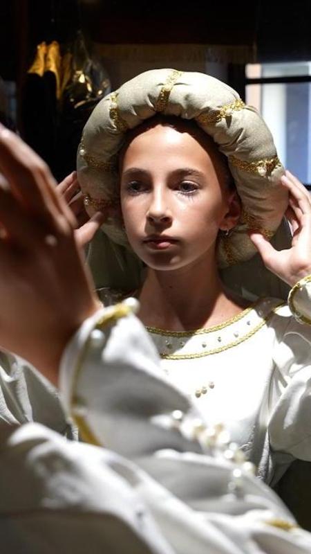 Armature da 35 chili e abiti da migliaia di euro: dentro la sartoria del Palio di Asti
