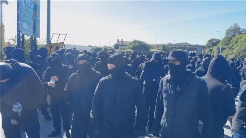 Un'onda nera su Dover: uomini incappucciati bloccano il porto contro i migranti