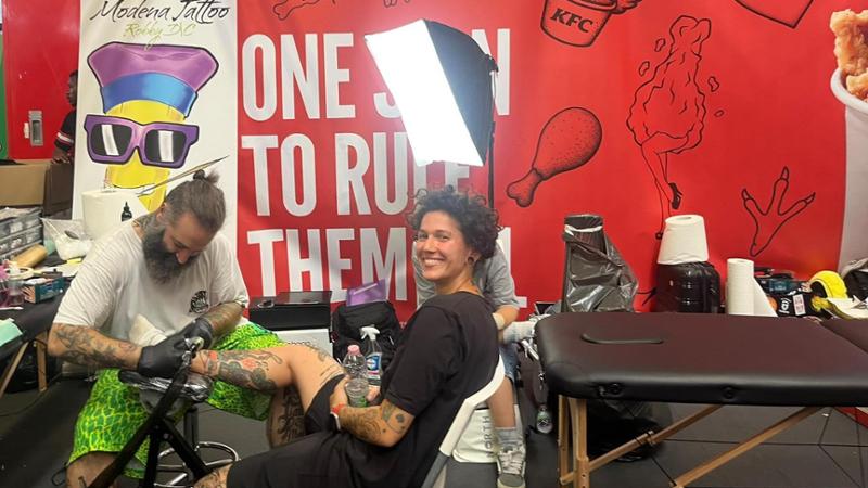Tatuaggio per pollo gratis: l'iniziativa di KFC