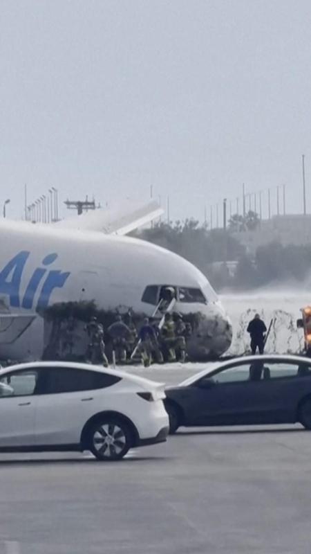 Atterra ma non riesce fermarsi, il cargo Amazon esce di pista e travolge le auto: cinque morti
