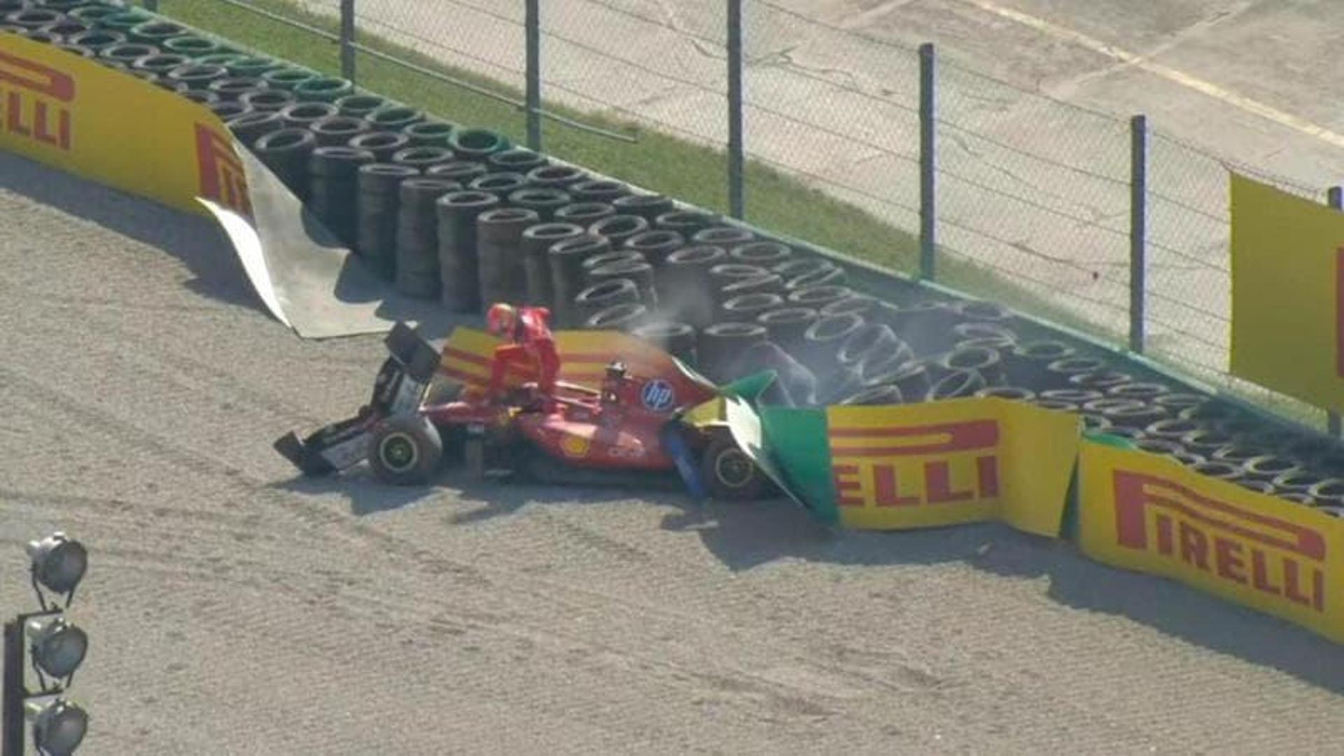 Charles Leclerc esce dalla Ferrari dopo un incidente, con tre gare distrutte e una sola vittoria in stagione