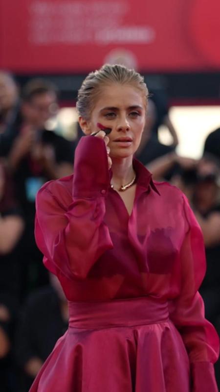 Si ferma sul red carpet e si segna il volto: il messaggio di Greta Scarano contro i femminicidi