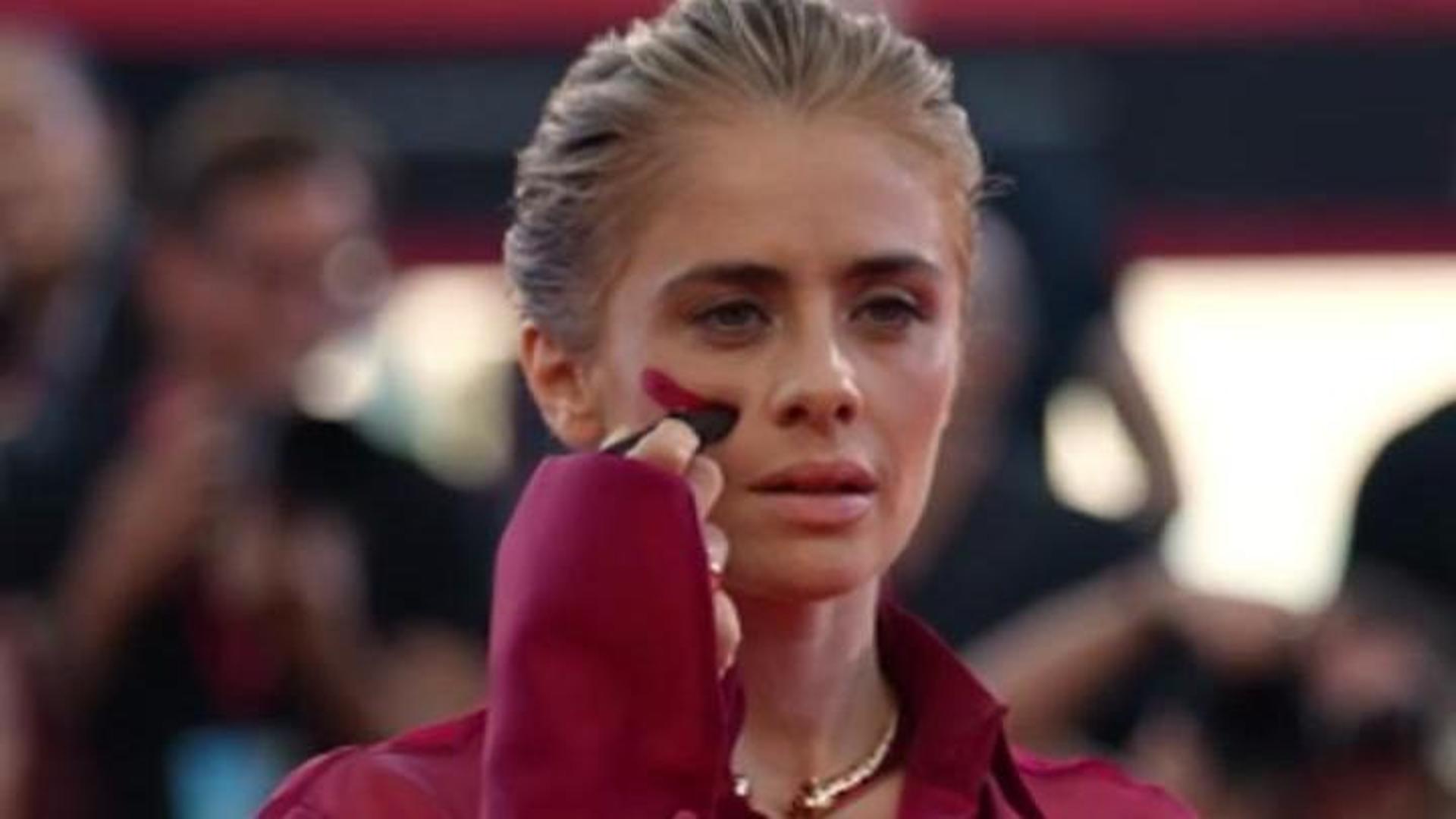 Greta Scarano si ferma sul red carpet di Venezia e si segna il volto con un gesto simbolico contro i femminicidi