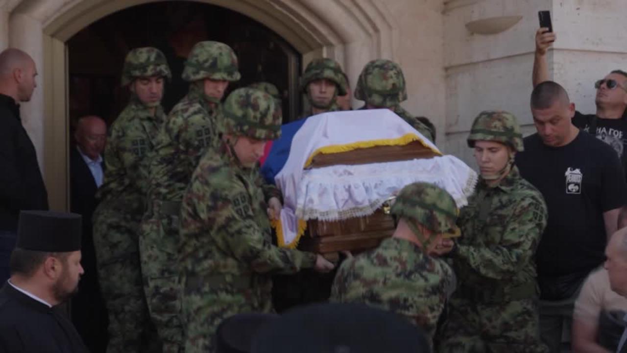 In migliaia per dire addio al "boia di Srebrenica": il feretro di Ratko Mladic attraversa la folla
