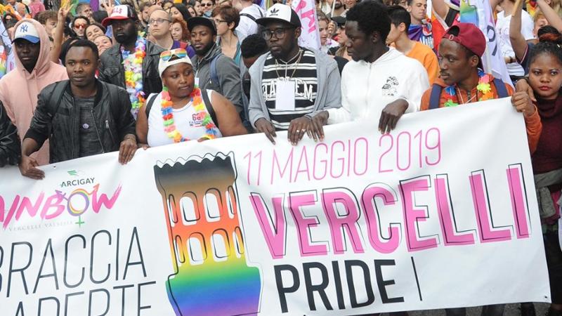 “Preparo l’olio di ricino”. Tornano gli hater del giovane di Tronzano, nel mirino anche Arcigay