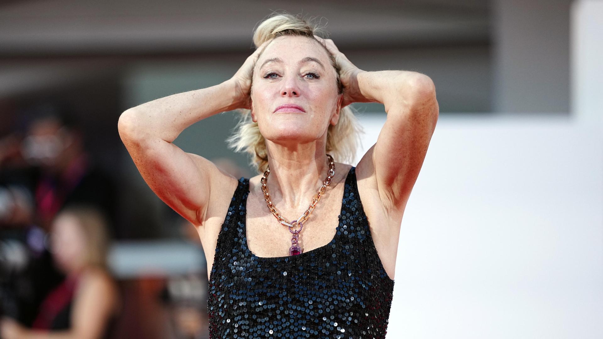 Valeria Bruni Tedeschi e Adriano Giannini sul red carpet del Festival di Venezia 2026 con look eleganti e distinti
