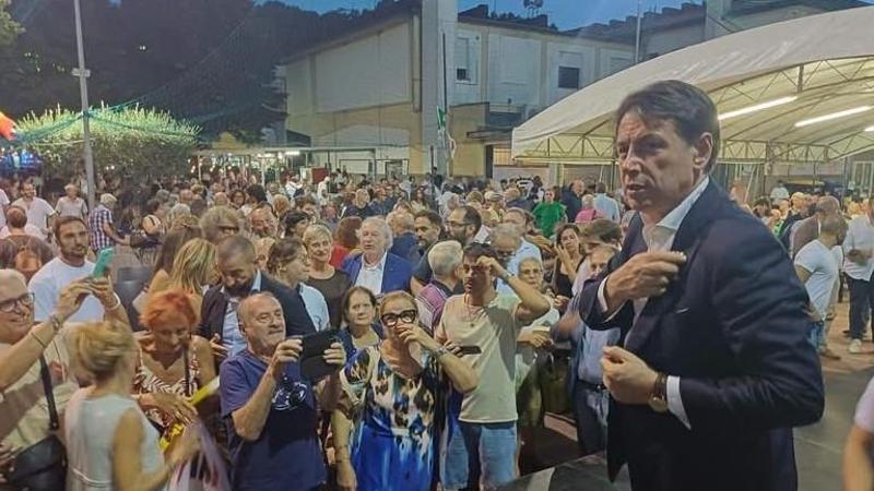Giuseppe Conte leader del Movimento 5 Stelle ieri alla festa dell’Unità di Pesaro dove ha dialogato con l’ex sindaco Matteo Ricci, oggi europarlamentare