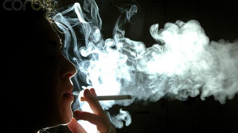 Studio rivela il legame tra fumo e solitudine