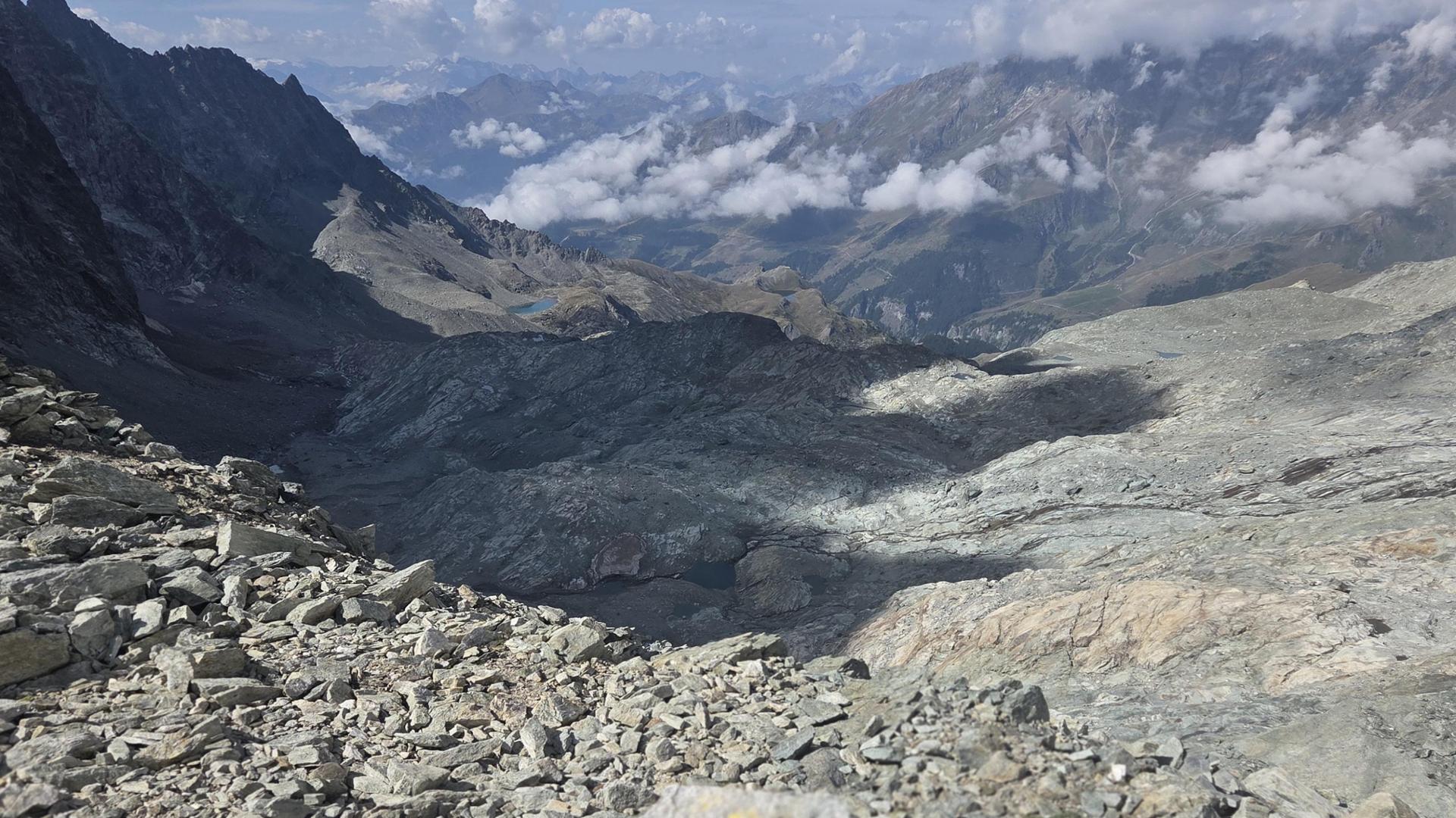 Un corridore si avventura su un percorso di 450 km tra pietraie e sentieri inesistenti in alta montagna