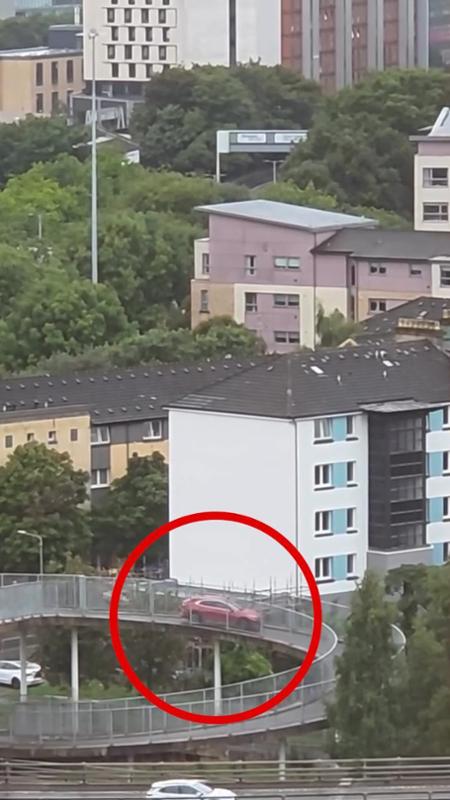 Sbaglia strada e finisce in auto sul ponte pedonale: la manovra in 15 mosse per tornare indietro