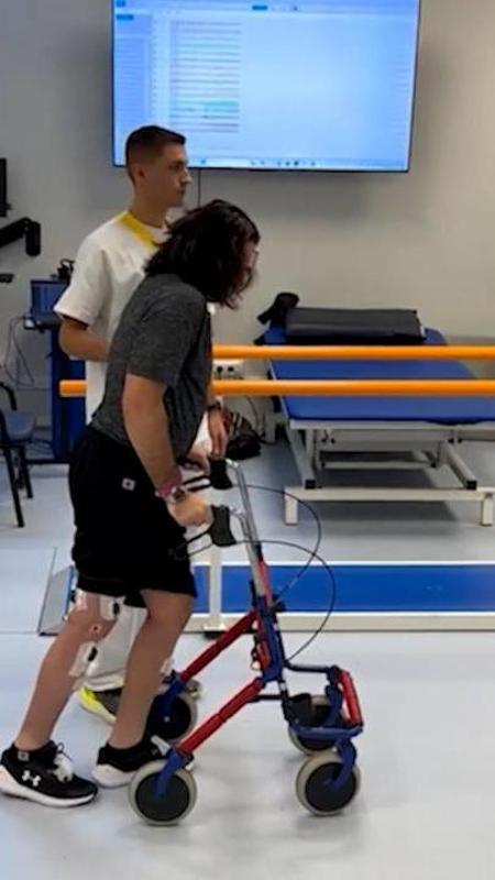Tecnologia italiana permette a giovani con lesione midollare di camminare