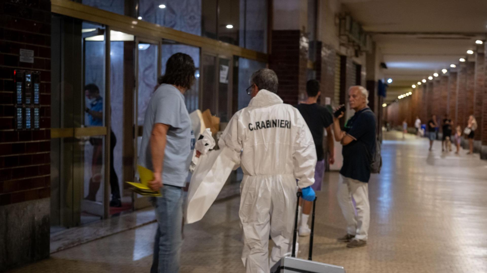 Due corpi riversi in camera da letto, un messaggio scritto a penna e un odore insopportabile attirano l’attenzione dei vicini