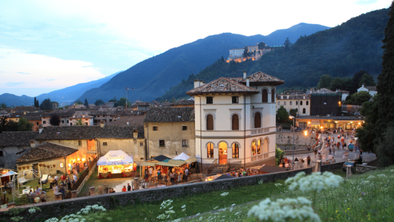 Creare un gioiello e vedere come si produce la seta: nei borghi italiani il turismo diventa esperienza