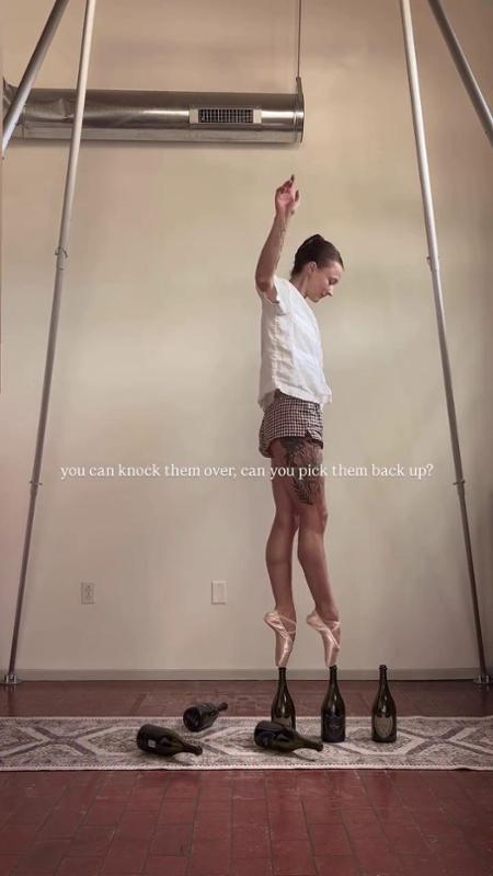 La ballerina 'cammina' sulle bottiglie vuote: l'incredibile prova di equilibrio