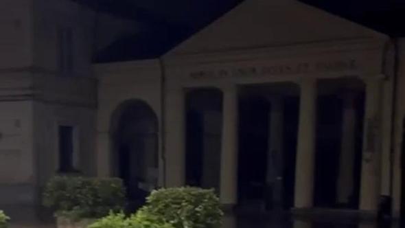 Il maltempo allaga il cimitero di Asti: le immagini