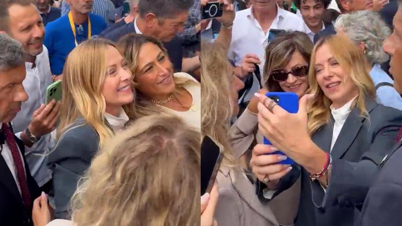 Uno smartphone dopo l'altro: quanti selfie scatta Meloni in meno di due minuti