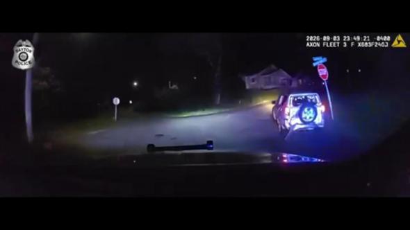 Ruba una volante e sfonda una casa, poi tenta di disarmare un agente: l’inseguimento in soggettiva
