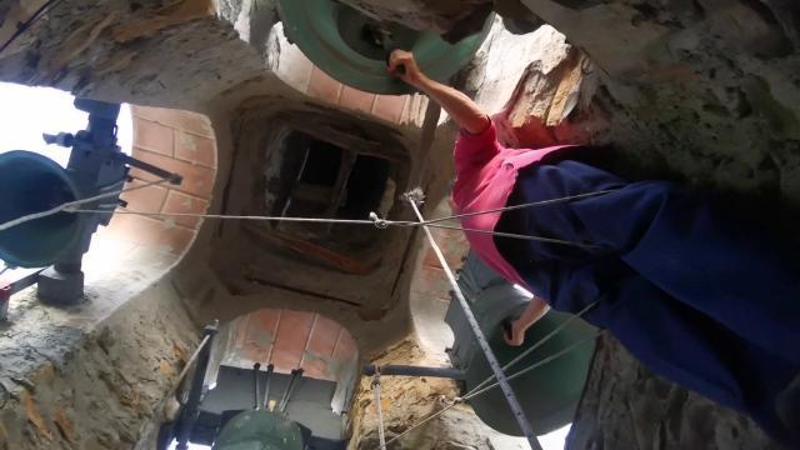 Gianluca Ozenda suona l'Ave Maria della sera, storia di uno degli ultimi campanari
