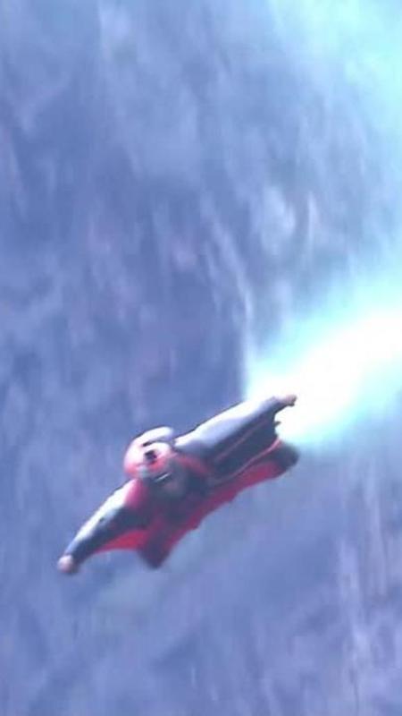 Come scoiattoli volanti tra le “montagne di Avatar”: la gara in tuta alare a 200 km/h