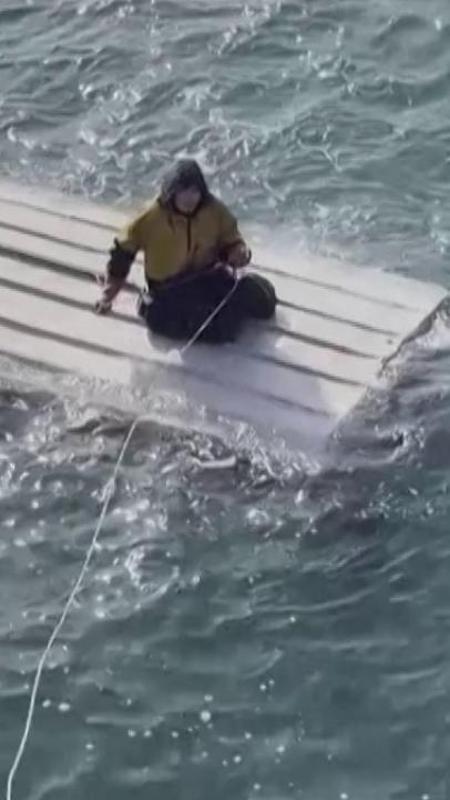 Resiste due giorni sulla barca capovolta circondato dall'acqua gelida: il salvataggio del 15enne