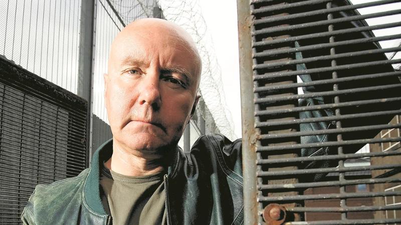 Irvine Welsh: “Siamo drogati di smartphone.


Torniamo a prima di internet”