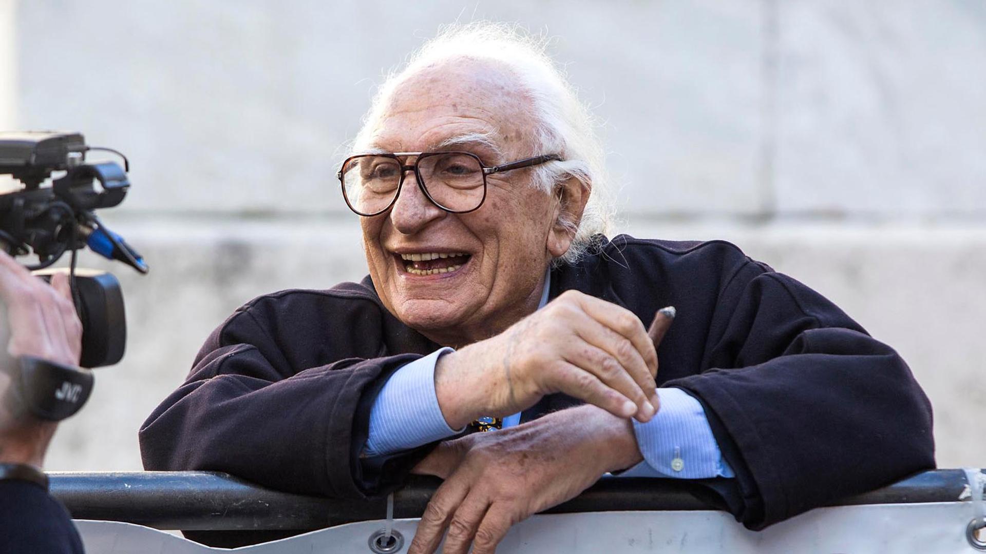 Marco Pannella discute la sua tesi di laurea con professori in modo polemico, ottenendo un voto basso