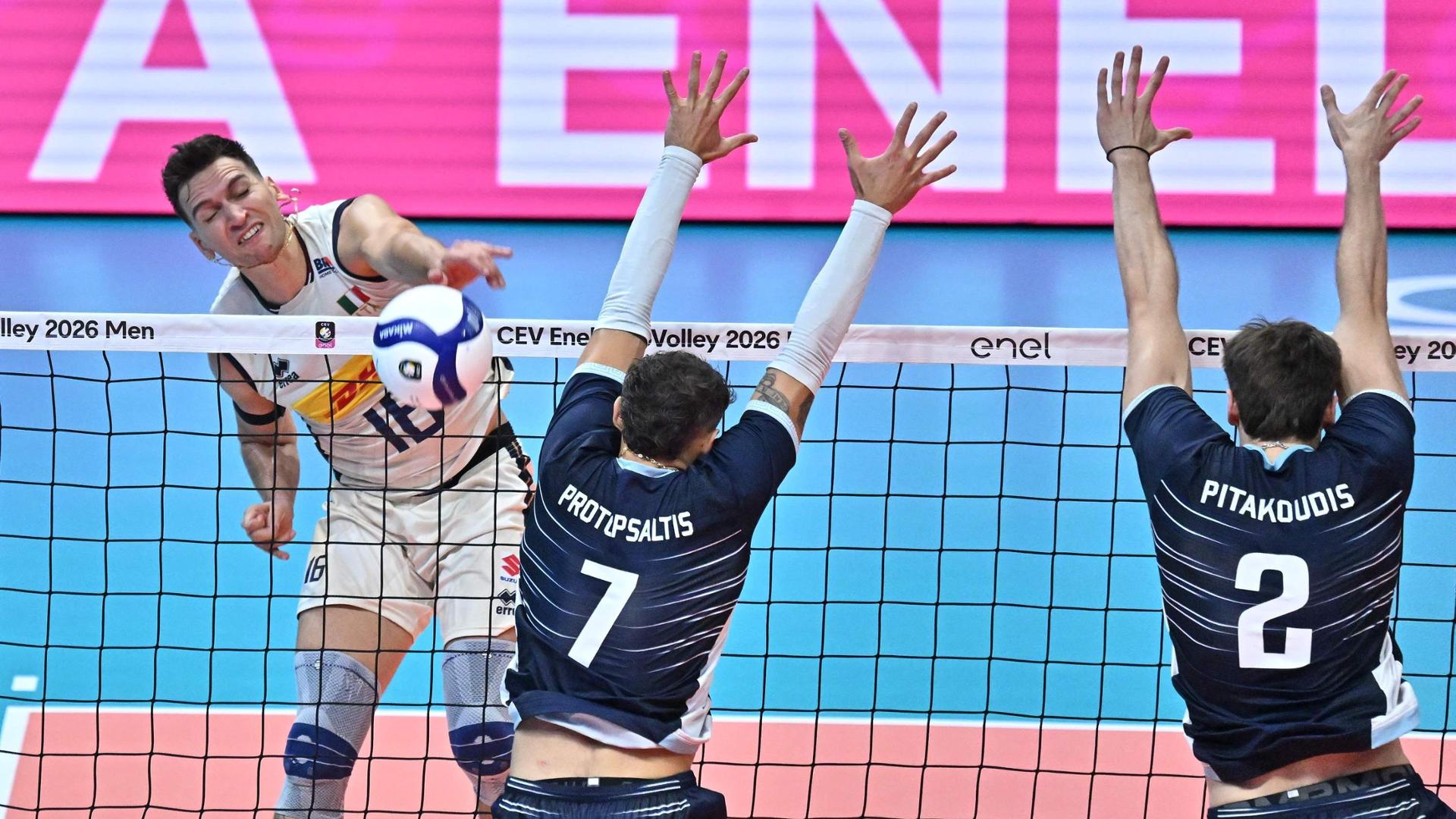 Squadra italiana vince 3-0 contro la Grecia al PalaPanini, con Lavia e Romanò in campo, immagine di approfondimento
