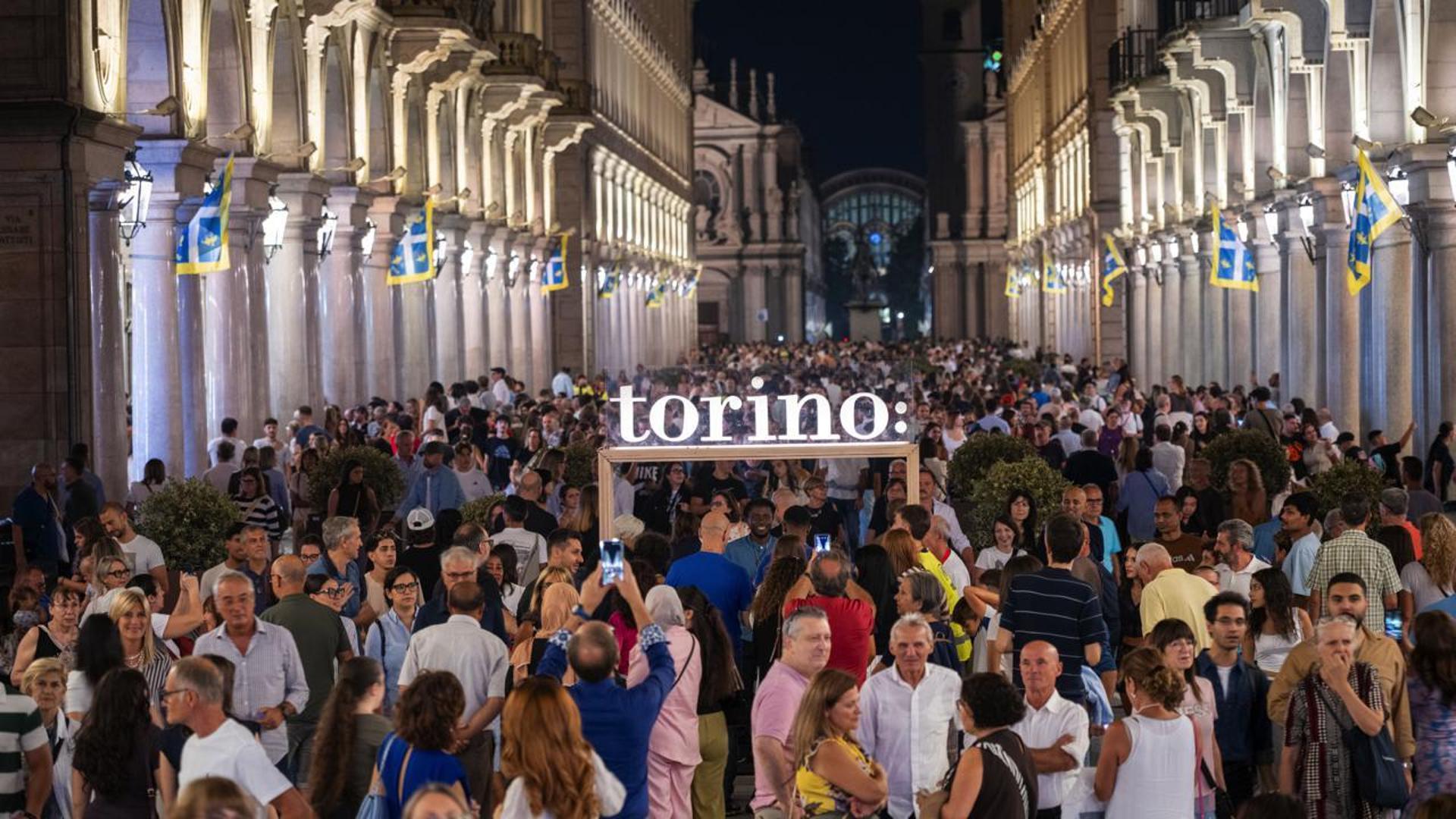 The crowd under the arcades during the celebration for the new pedestrian via Roma