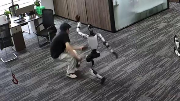 Robot umanoide sferra calci improvvisi a un ingegnere durante i test