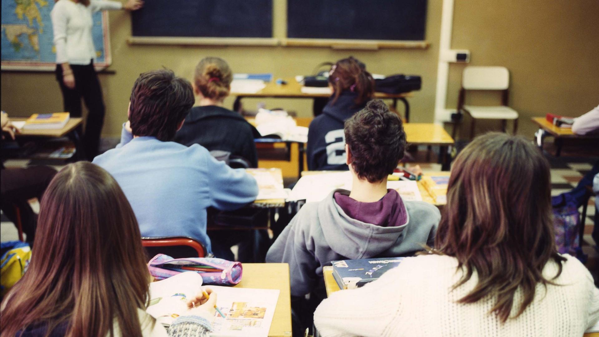 Studenti in classe, campanella, scuola, Piemonte, calo numeri