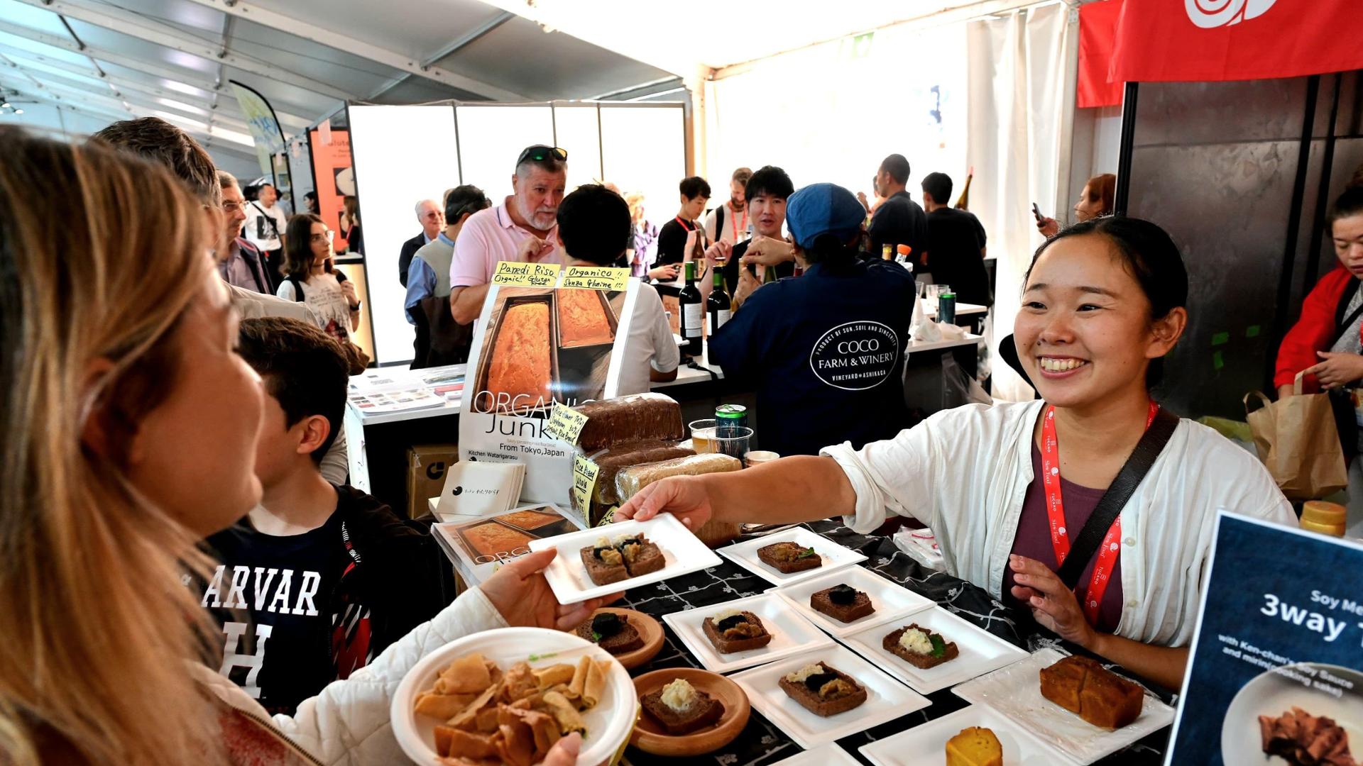 Torino ospita Terra Madre, evento dedicato a Slow Food e biodiversità con stand, conferenze e degustazioni