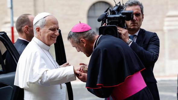 Papa Leone cancella i tagli di Francesco e alza gli stipendi: quanto guadagnano i cardinali