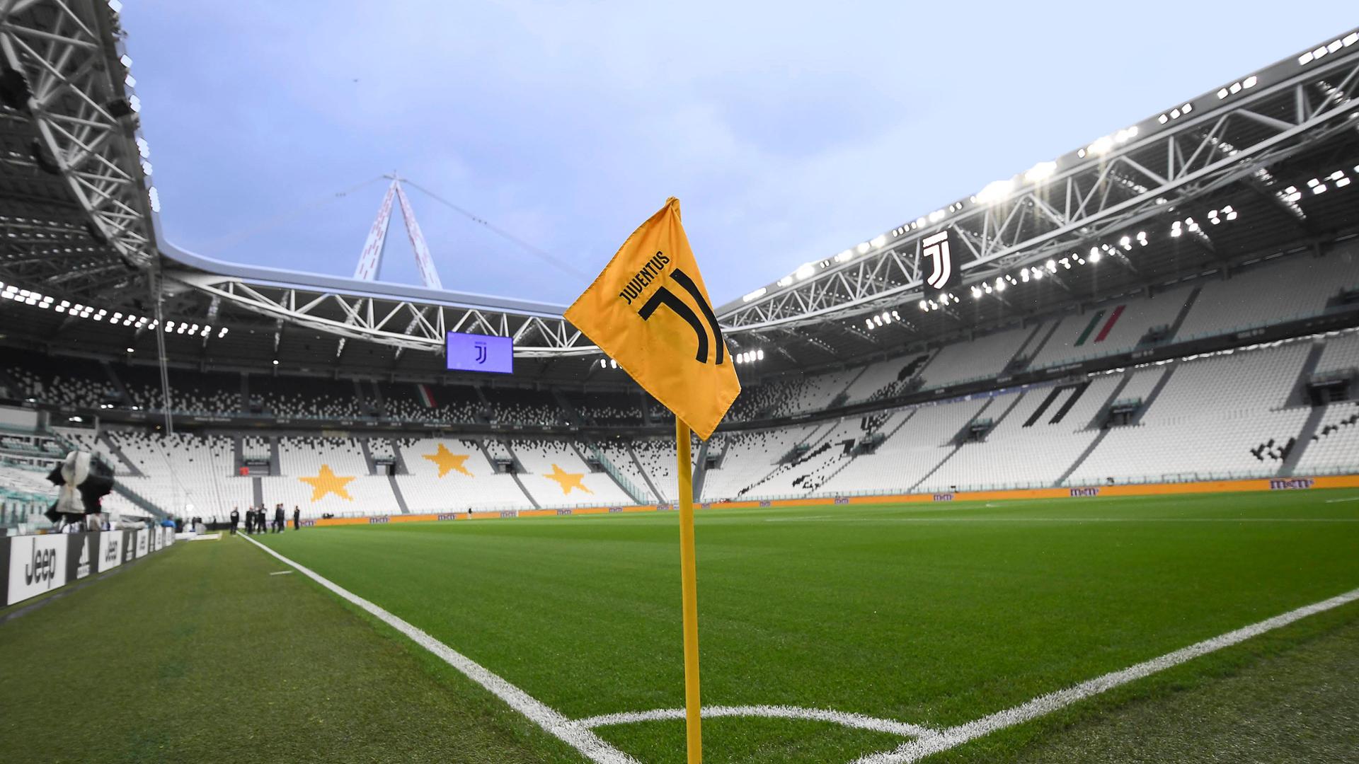 Il campo e le tribune dello stadio dalla bandierina del corner